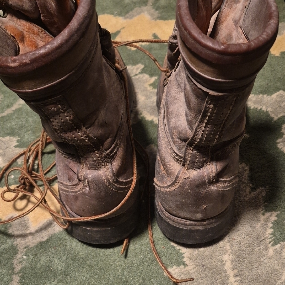 Rugged Men's Tan Leather Boots - Picture 4 of 12